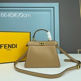 Fendi 最新小貓包PeekaboolseeuPetite它是peeka