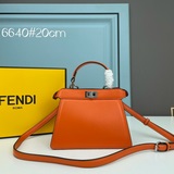 Fendi 最新小貓包PeekaboolseeuPetite它是peeka