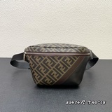 原版皮，芬家最新得力作品，複古圖案FF字母凸紋印花标志最為出色，深受歡喜已久，簡
