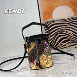 MM官網FENDI官網最新聯名印花老花水桶包！老花布材質，飾有Fendi圖案和同