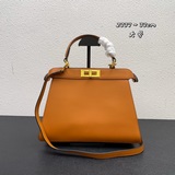 大號 FEND peekaboo ISEEU 手袋延續經典peekaboo手袋的