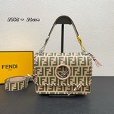  FEND牛皮3D浮雕雙FF字母凸紋印花标志，翻蓋手袋，飾以最新FENDI标志