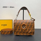  FEND牛皮3D浮雕雙FF字母凸紋印花标志，翻蓋手袋，飾以最新FENDI标志
