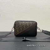 相機包，緊湊型單肩包，拉鍊開合，可調節拆卸斜挎肩帶，飾有FF圖案，dd0286
