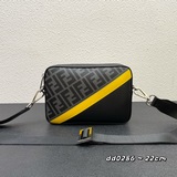 相機包，緊湊型單肩包，拉鍊開合，可調節拆卸斜挎肩帶，飾有FF圖案，dd0286