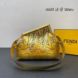Fendi by Versace系列當中又精彩演繹，把FENDI FF logo