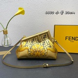 Fendi by Versace系列當中又精彩演繹，把FENDI FF logo