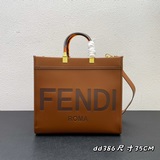  托特包 Sunshine中號皮革手提袋，飾有燙印FENDI ROMA字樣和硬