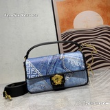 AA官網Fendi 芬迪&範思哲 2023聯名款 牛仔法棍包 米蘭時裝周街拍中，