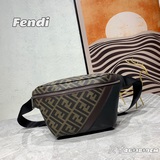 FENDI芬迪F家秋冬拉鍊開合腰包，可調節式黑色高級織帶，銀色鎖扣，銀色五金拉牌
