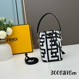 . Fendi Roma膠囊系列雙色印花Mon Tresor小號水桶包，飾以黑