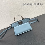 PeekabooISeeU Micro 袖珍小貓包皮質細膩柔軟，搭配金屬手柄和