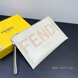 大號手拿包，配有可拆式鍊條提手，拉鍊開合，飾有湯印FENDI ROMA圖案，金色