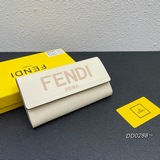 Fendi Roma長款皮夾，包内有兩個風琴袋，一個拉鍊袋，十個卡槽和平口側袋。