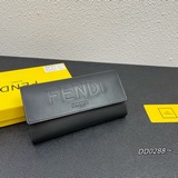 Fendi Roma長款皮夾，包内有兩個風琴袋，一個拉鍊袋，十個卡槽和平口側袋。