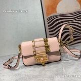 MM官網Fendi 芬迪&範思哲 2023聯名款 迷你法棍包 米蘭時裝周街拍中，