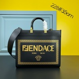 現貨全新FENDAC E系列Sunshine中號手提袋，金色層壓印花，飾有F