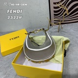 迷你 尺寸Nano Fendigraphy新包，采用爆裂皮紋牛皮，拉鍊開合，飾有