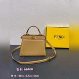 Fendi 最新小貓包PeekaboolseeuPetite它是peeka
