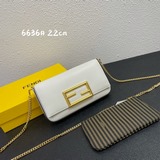 、fendi 幾何圖形小方包簡約款baguette，采用牛皮手搓紋搭配原版定制F