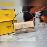 FENDI 秋冬法蘭絨系列中古法棍Baguette經典又時尚的腋下法棍包搭配毛