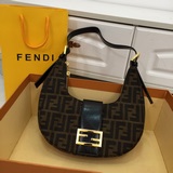 最新款Fendi 老花系列耀目登場，經典雙F布料搭配頭層油蠟牛皮腋下，輕便百搭