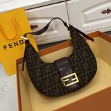 最新款Fendi 老花系列耀目登場，經典雙F布料搭配頭層油蠟牛皮腋下，輕便百搭