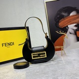 新款月亮款（牛角包）新款出貨……Fendi Cookie迷你 新月包，采用柔軟
