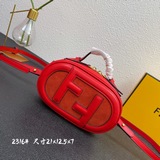 橢圓形相機包，牛皮搭配麂皮，創意雙FF大LOGO，雙頭拉鍊開合。日常出門必備：手