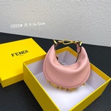 迷你 尺寸Nano Fendigraphy新包，采用爆裂皮紋牛皮，拉鍊開合，飾有
