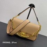 .走秀款Fendi /Versace聯名款法棍包閃亮登場！牛皮材質、前幅五金