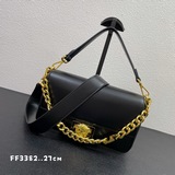 .走秀款Fendi /Versace聯名款法棍包閃亮登場！牛皮材質、前幅五金