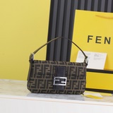 銀扣小法棍當下FENDI 中古包最火的非法棍包莫屬了，包型小巧百搭，是中古款裡