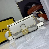 官網最新法棍：五金打釘系列中號fendi Baguette 系列#it’s 