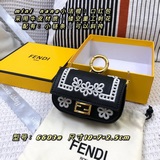F家 mini  nano小法棍：口紅包采用牛皮材質镂空重工刺花，可以：放