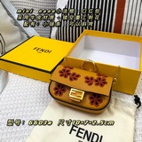 F家 mini  nano小法棍：口紅包采用牛皮材質镂空重工刺花，可以：放