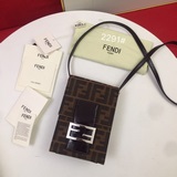 Fendi 手機包  ，頭層油蠟牛皮/經典雙F老花布料！前幅搭配經典方扣，内裡使
