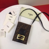 Fendi 手機包  ，頭層油蠟牛皮/經典雙F老花布料！前幅搭配經典方扣，内裡使