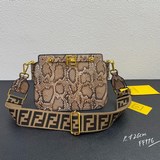 配布字母肩帶Touch風琴包  全新fendi Touch 時尚優雅的外型，正面