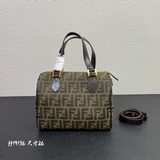 Fendi 老花系列耀目登場，經典雙F布料搭配頭層油蠟牛皮腋下，輕便百搭 ！覺