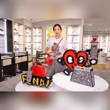 Fendi 手機包  ，牛皮塗鴉/搭配紅色内裡，經典迷你鎖扣，最新雙色織帶小肩帶