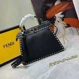 官網最新同步獨家預售：FENDl純手工縫制Togo皮小貓包。全新peekaboo
