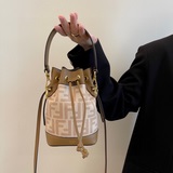 .新款mon tresor bag 滿FF 法蘭絨羊水桶包經典水桶包：采用法