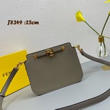 風琴包 全新fendi Touch 時尚優雅的外型，正面是經典雙F logo金屬
