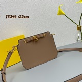 風琴包 全新fendi Touch 時尚優雅的外型，正面是經典雙F logo金屬