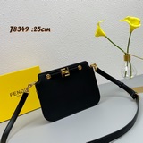 風琴包 全新fendi Touch 時尚優雅的外型，正面是經典雙F logo金屬