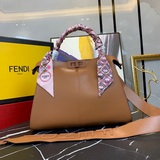 FENDI獨家首發小貓包新款出貨！秋冬新PEEKABOO 帶有兩個隔層，兩側帶有
