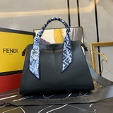 FENDI獨家首發小貓包新款出貨！秋冬新PEEKABOO 帶有兩個隔層，兩側帶有