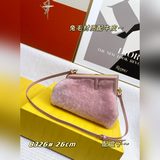 小號 兔毛夾子包又名：雲朵包fendifirst系列以F為字母作為設計亮點、采