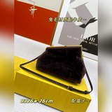 小號 兔毛夾子包又名：雲朵包fendifirst系列以F為字母作為設計亮點、采